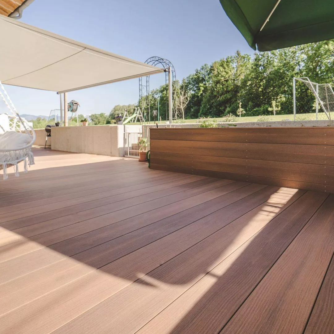 Große Terrasse mit Kebonydielen