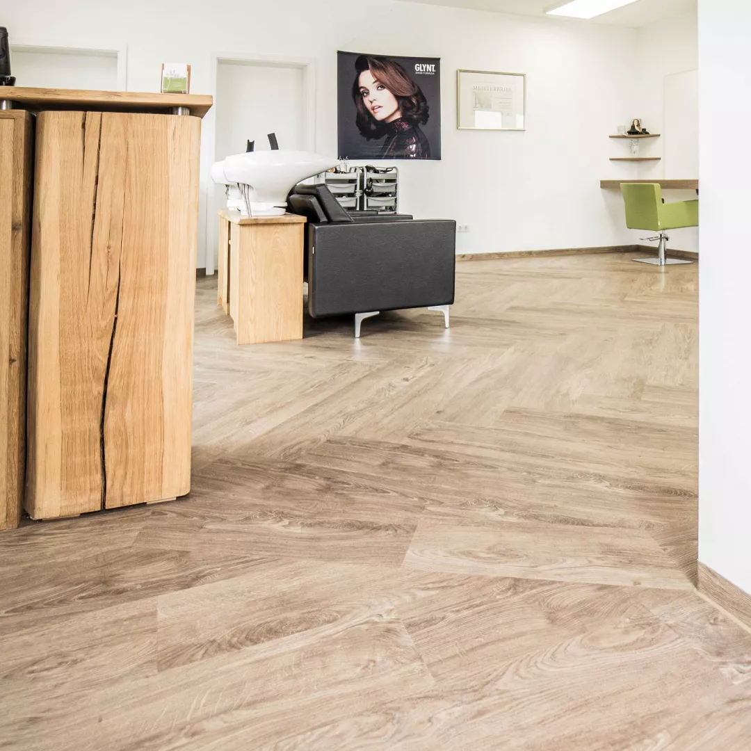 Designbelag in Fischgrät in einem Friseuersalon
