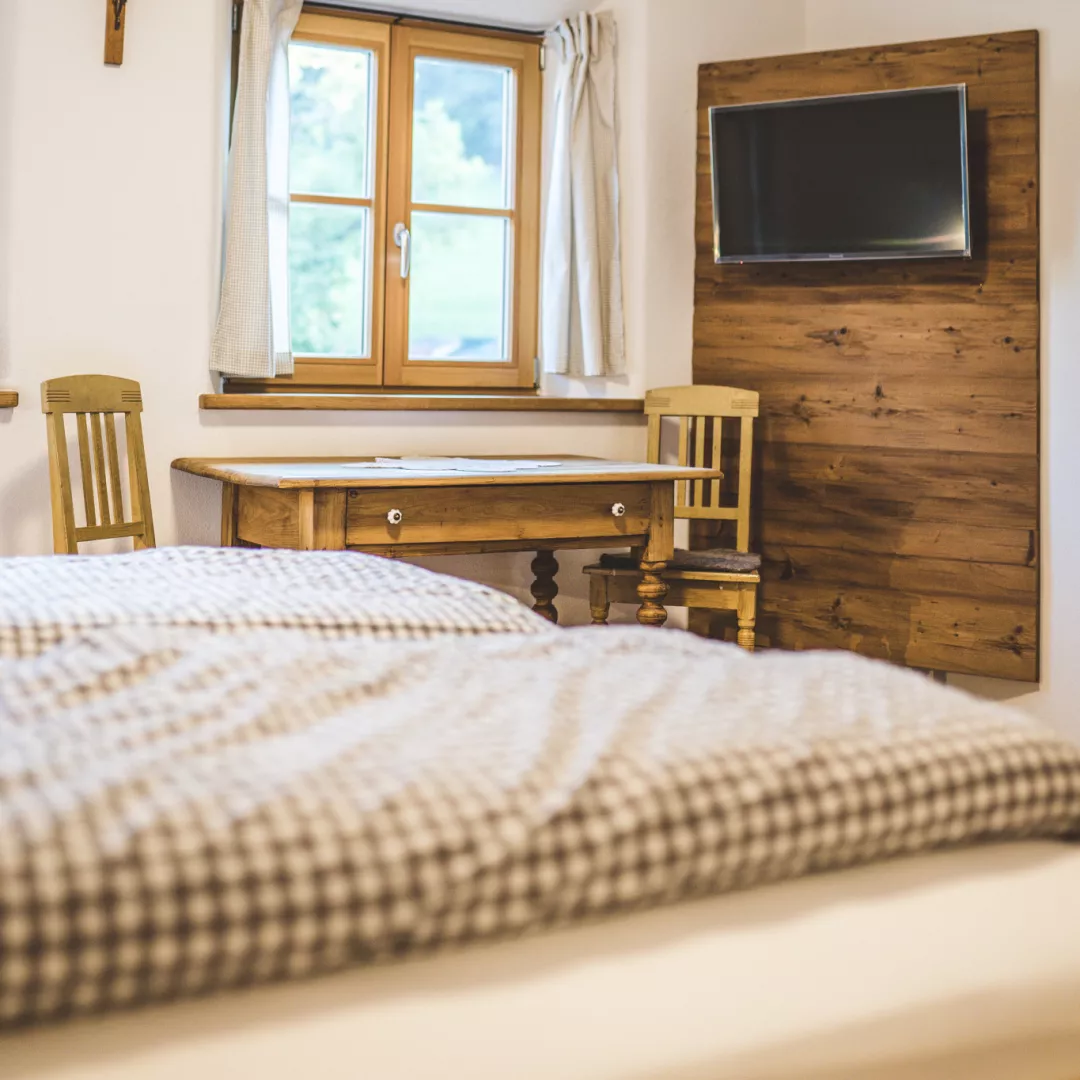 Altholzwand in einem Schlafzimmer
