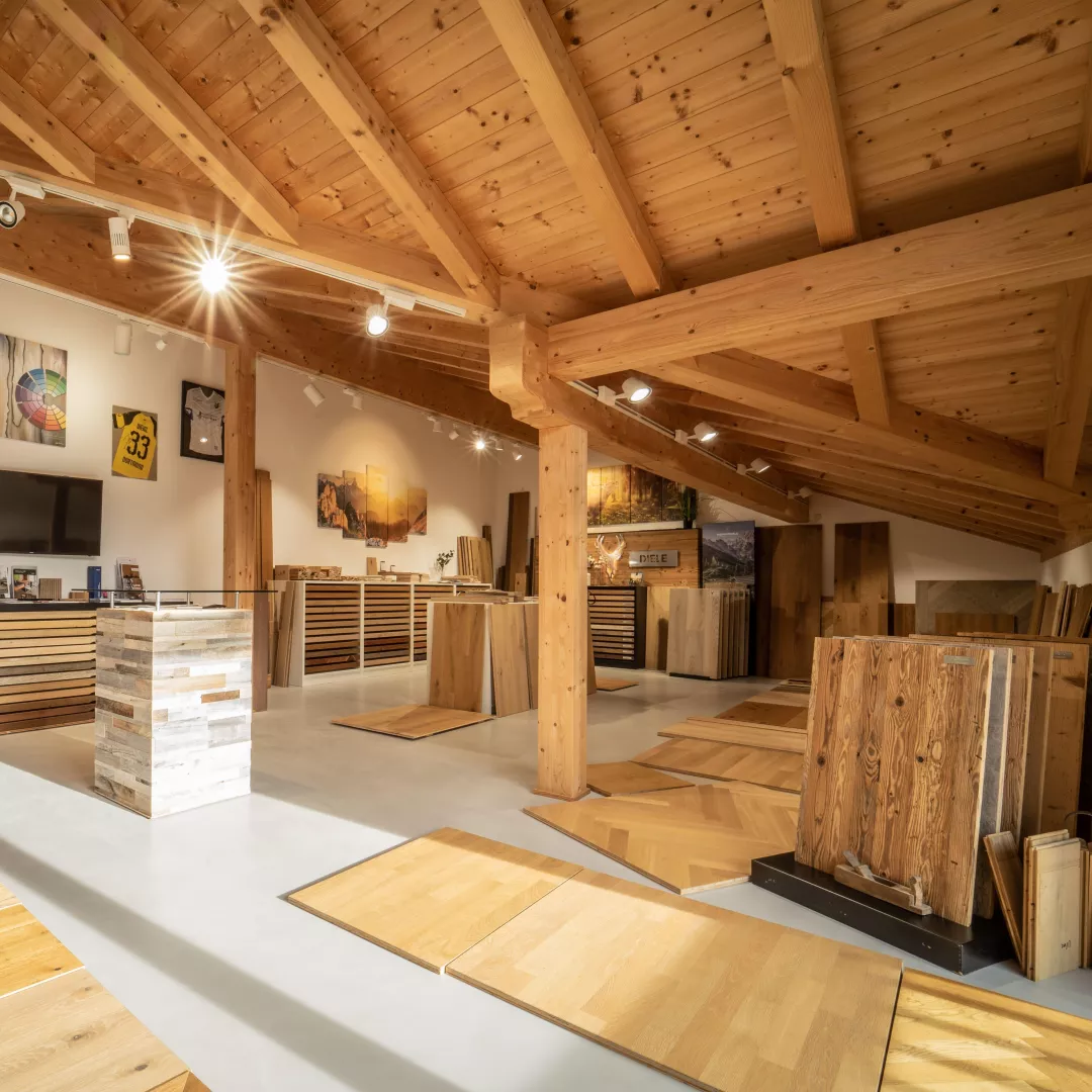 Großer Ausstellungsraum mit über 200 Mustern